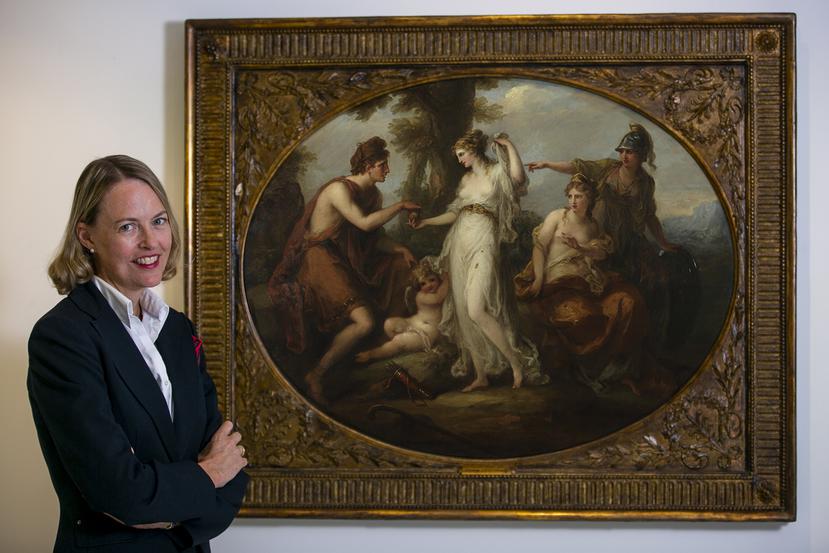 Cheryl Hartup junto a la obra “El juicio de París”, de Angelica Kauffman, trabajó por siete años en el Museo de Arte de Ponce como curadora en jefe.