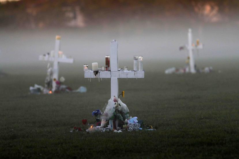 Varias cruces fueron colocadas en honor a las víctimas de la masare de Parkland, Florida. (AP)