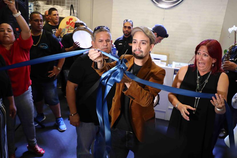 Lin-Manuel Miranda corta la cinta para dejar inaugurada su tienda en Plaza Las Américas.