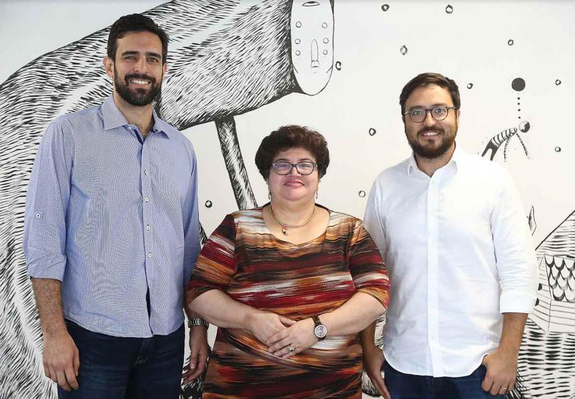 Iván Ríos y Lucy Crespo, del Fideicomiso de Ciencias, junto con Sebastián Vidal (derecha), director ejecutivo de Parallel18, anunciaron la coinversión.