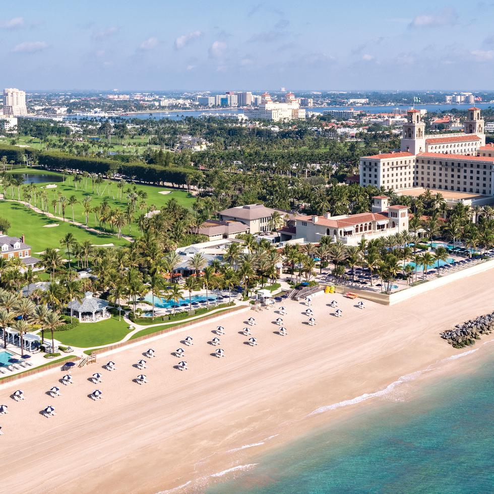 Vista aérea del lujoso hotel The Breakers, en Palm Beach, Florida.