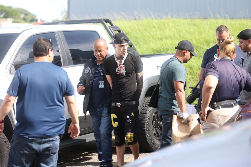 Raúl del Valle Robles, conocido como “Luar la L”, fue llevado hasta el su vehículo para presenciar el momento en que policías lo inspeccionaban.