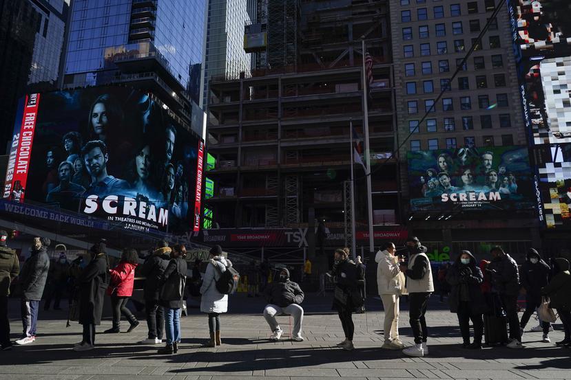 Varias personas hacen fila para hacerse una prueba diagnóstica de COVID-19, el lunes 20 de diciembre de 2021, en Times Square, Nueva York.