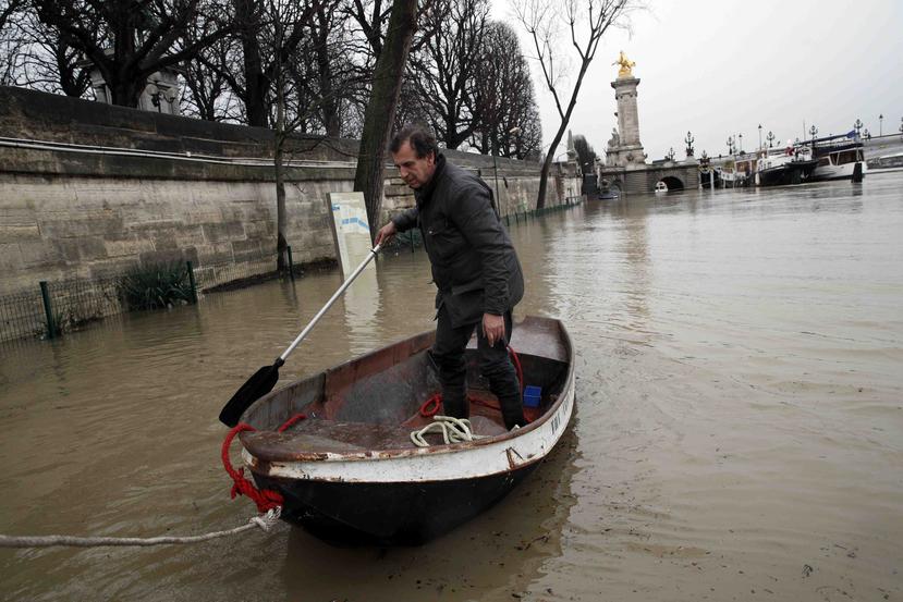 Un parisino busca llegar a la orilla del río Sena durante las inundaciones en la capital de Francia. (AP)