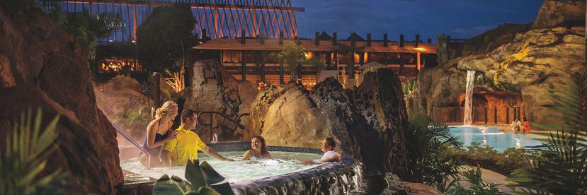 Una de las piscina del complejo, Lava Pool, tiene un “volcán”  y un deslizador de 142 pies, hot tub y una cascada.