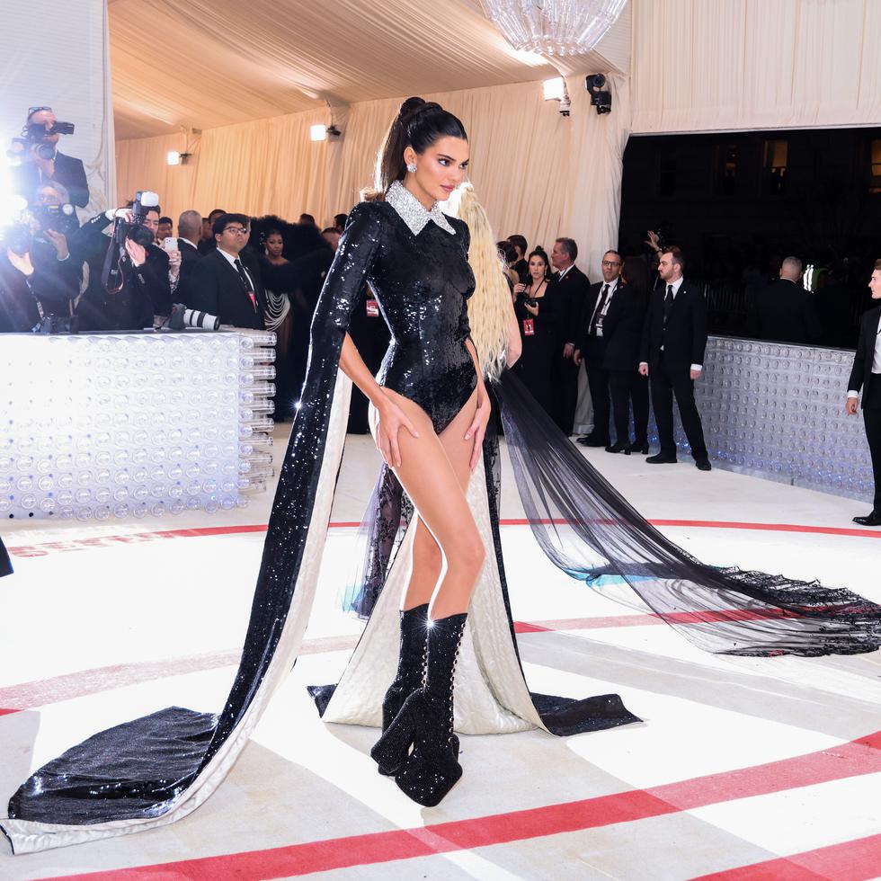 Foto de archivo de la modelo estadounidense Kendall Jenner durante su llegada a la alfombra roja para la Gala Met 2023.