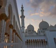 Turistas pasean junto a la Gran Mezquita de Sheikh Zayed en Abu Dabi, Emiratos Árabes Unidos.