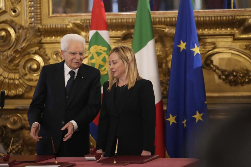 El presidente de Italia, Sergio Mattarella, junto a la nueva primera ministra del país, Giorgia Meloni, durante la ceremonia de toma de posesión, en el Palacio del Quirinal, Roma.