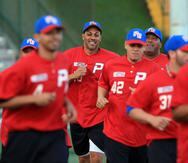 La Selección Nacional de béisbol -que dirige Juan "Igor" González (en foco)- abrirá su participación frente a República Dominicana.