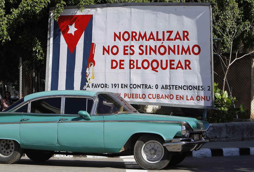 "(Trump) va a bloquearnos más, o al menos va a trancar todo", dijo Daunel Aguilera, un vendedor cubano de viandas de 34 años. (EFE)