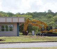 El proceso de demolición de lo que fue el Centro Diagnóstico de Vieques.