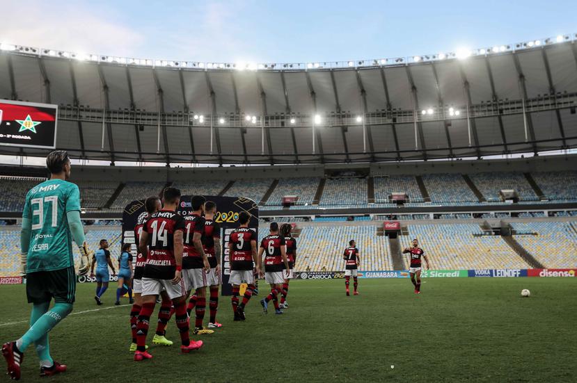 Los jugadores de Flamengo ingresan a la cancha para disputar un partido contra la Portuguesa. (Archivo / EFE)