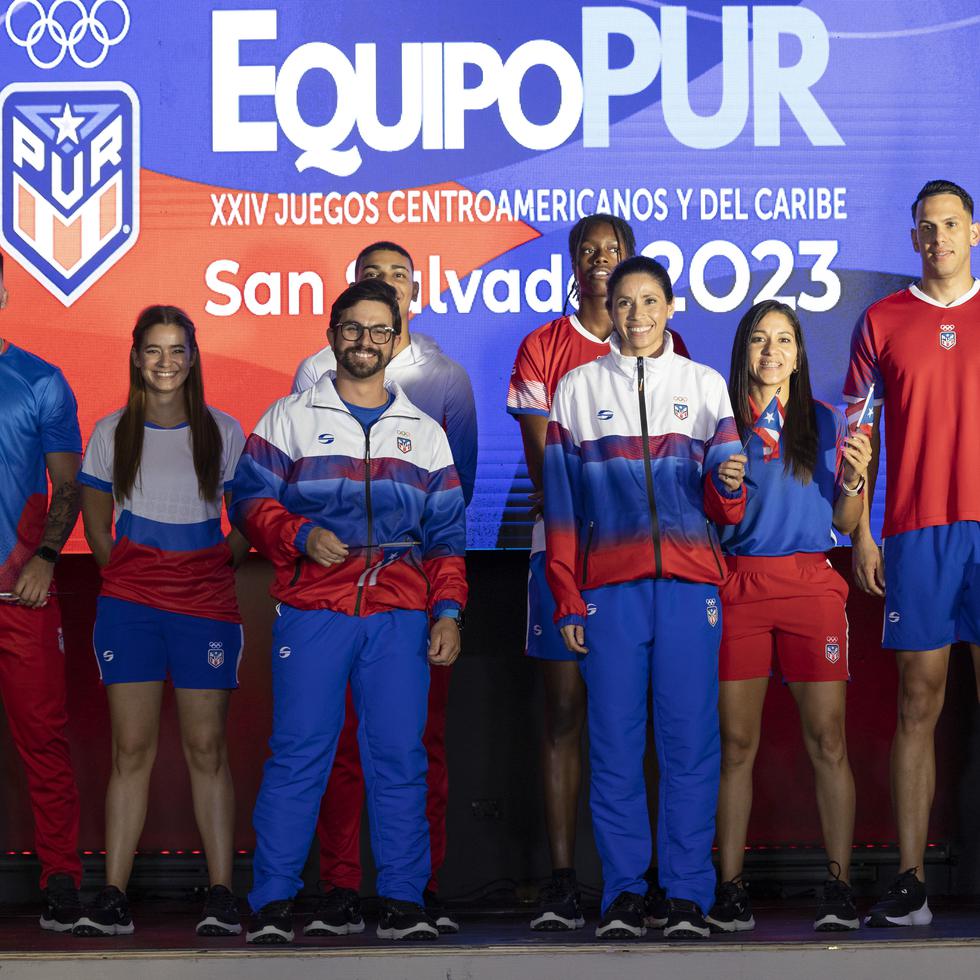 Los abanderados Raúl Ríos y Beverly Ramos, en primer plano, junto a parte de la delegación boricua que irá los Juegos San Salvador 2023, durante la presentación de hoy.