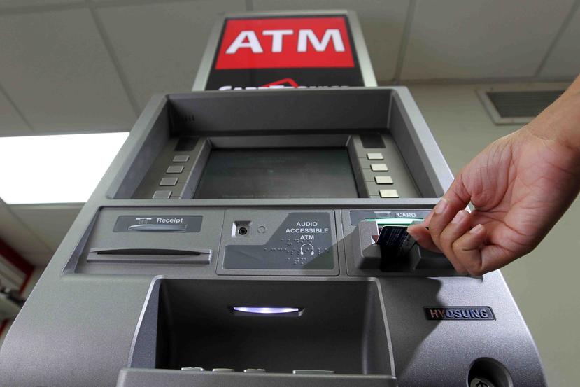 Las cuentas de cheques se usan más para comprar comida, para sacar efectivo de un cajero automático o para depositar su salario.  (ATM)