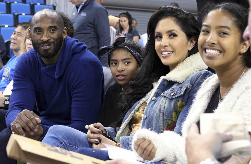La acción legal, que busca el pago por daños económicos y punitivos, se da el mismo día en que la familia, los seguidores y Los Ángeles Lakers rinden un tributo público a la estrella, Kobe Bryant. (AP)