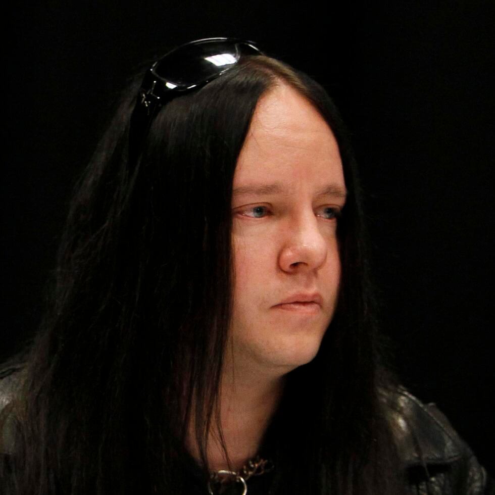 Joey Jordison (arriba) formó el grupo Slipknot en el estado de Iowa en 1995 con el bajista Paul Gray y el percusionista Shawn Crahan, y abandonó la formación en 2013, aunque tres años después en una entrevista aseguró que se le había echado.