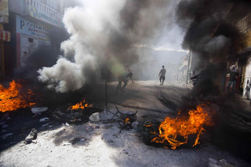 Manifestantes bloquean una calle durante una huelga que forma parte de las protestas para exigir información sobre cómo se han utilizado los fondos del programa Petrocaribe en Puerto Príncipe, Haití.