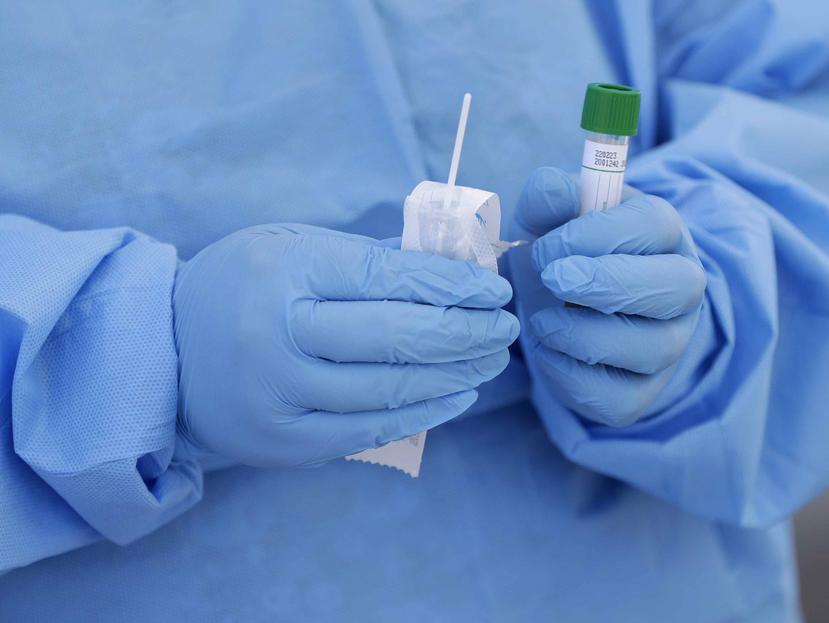 Personal médico se prepara para realizar pruebas de coronavirus en un servicarro en Miami, Florida. (AP)