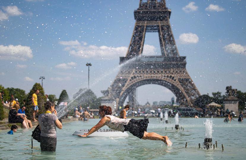 Muchos turistas debieron bañarse en las fuentes públicas para afrontar el calor extremo. (EFE)