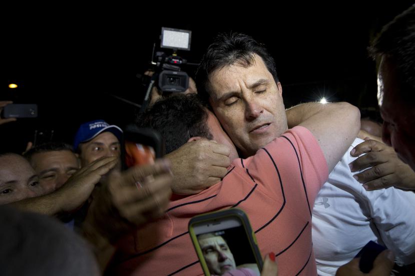 Nelson Ruiz Colón fue recibido por un nutrido grupo de personas cuando llegó a su hogar.
