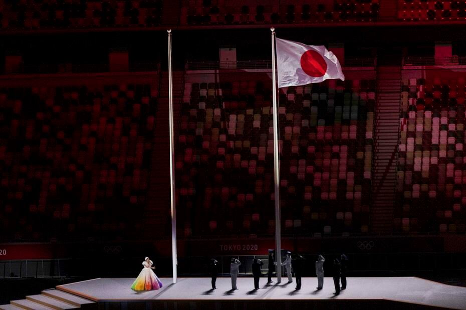 La bandera de Japón mientras sonaba su himno.