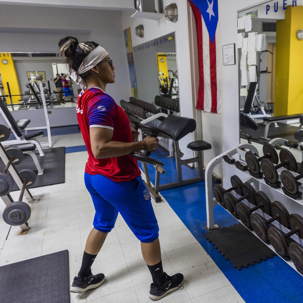 Para que el cuerpo realmente desarrolle masa muscular, será necesario realizar entrenamientos con pesas. En la foto, Ashleyann Lozada trabaja en el gimnasio en la Casa Olímpica.