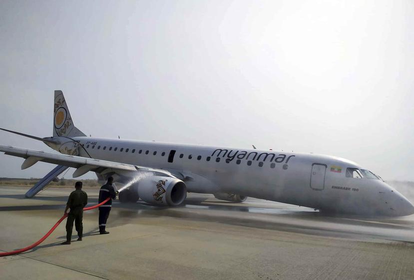 El avión de Myanmar National Airline que realizó un aterrizaje de emergencia en el Aeropuerto Internacional Mandalay en Mandalay, Myanmar, el 12 de mayo del 2019. (Aung Thura vía AP)