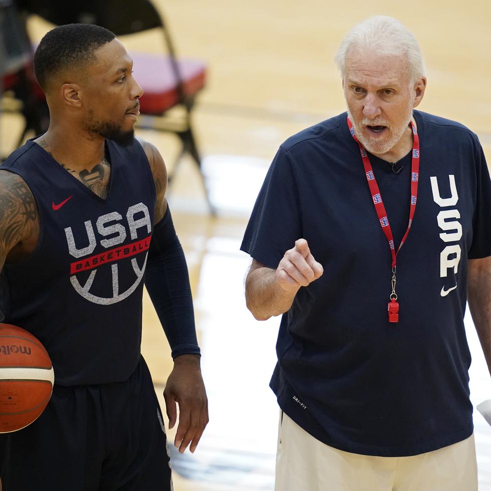 El entrenador de la selección olímpica de baloncesto de Estados Unidos, Gregg Popovich (derecha), conversa con Damian Lillard durante una práctica del equipo en Las Vegas.