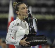 La rumana Simona Halep besa su trofeo tras vencer a la kazaja Elena Rybakina y coronarse en el Campeonato de Dubái, el sábado 22 de febrero de 2020. (AP/Kamran Jebreili)