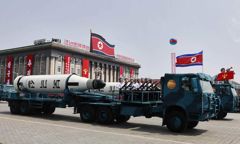 Un vehículo militar con dos misiles a bordo participa en un desfile por la festividad del Día del Sol en la plaza Kim Il Sung, en Pionyang. (EFE)