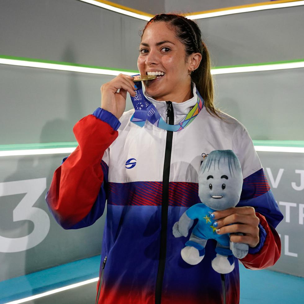 Alondra Negrón con la medalla de oro.