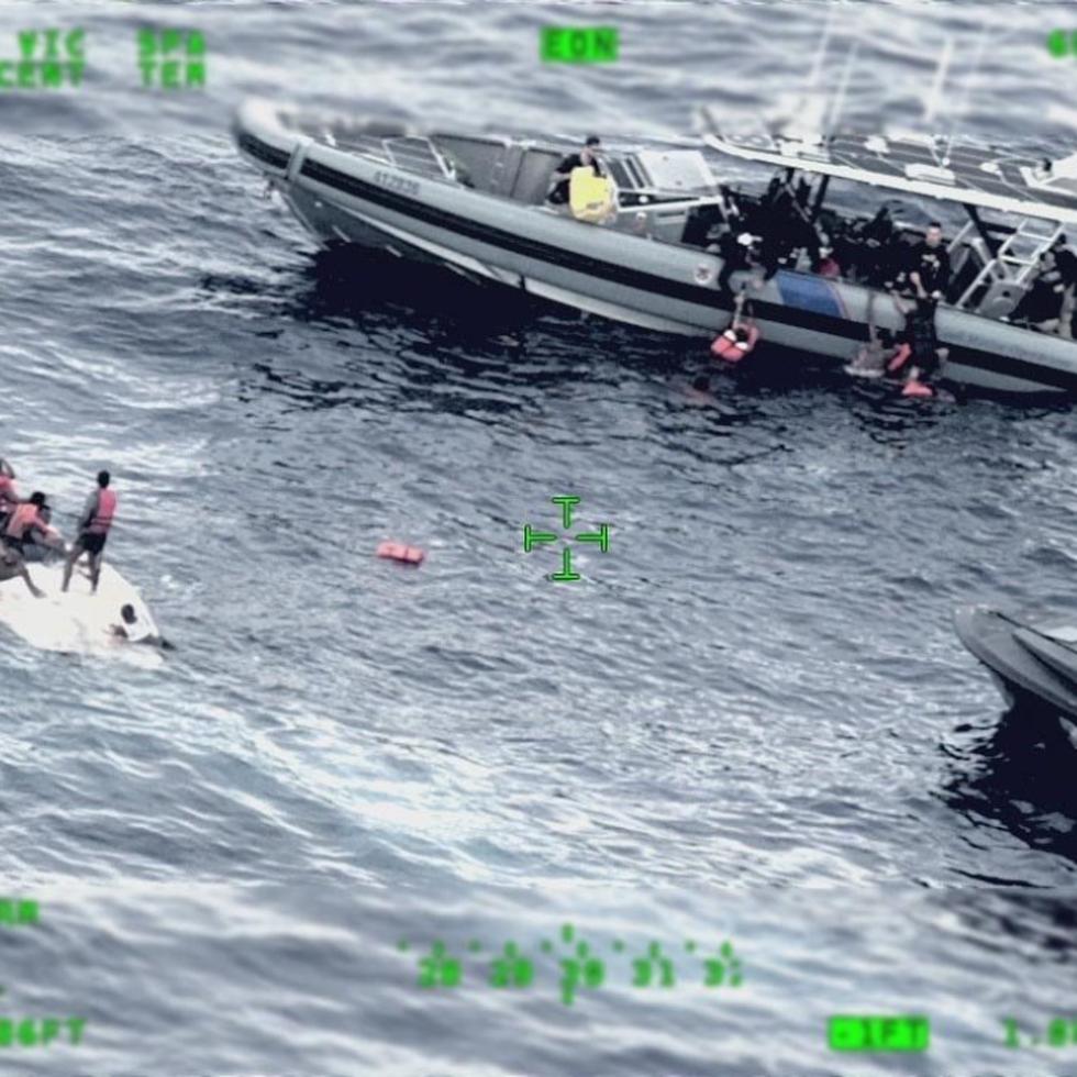 Proceso de rescate durante el naufragio de la embarcación a 10 millas al norte de Desecheo.