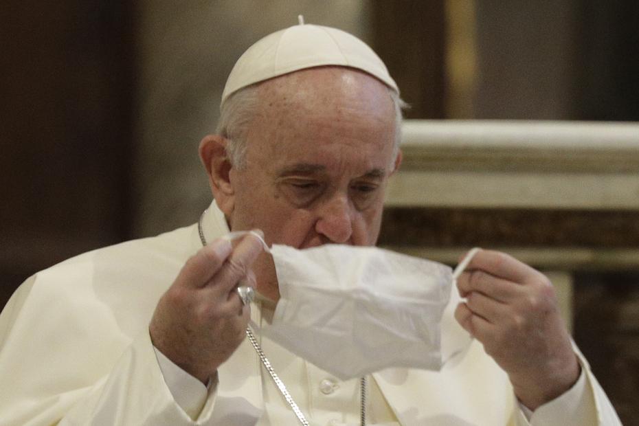 El papa Francisco se coloca una mascarilla para asistir a una ceremonia ecuménica por la paz en la Basílica de Santa Maria in Aracoeli,