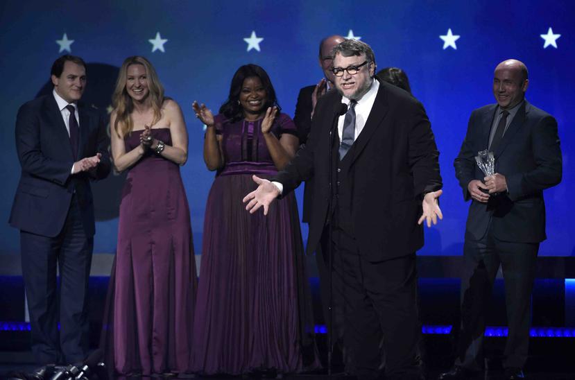 Guillermo del Toro, el elenco y el equipo de "The Shape of Water" reciben el premio a la mejor película. (AP)