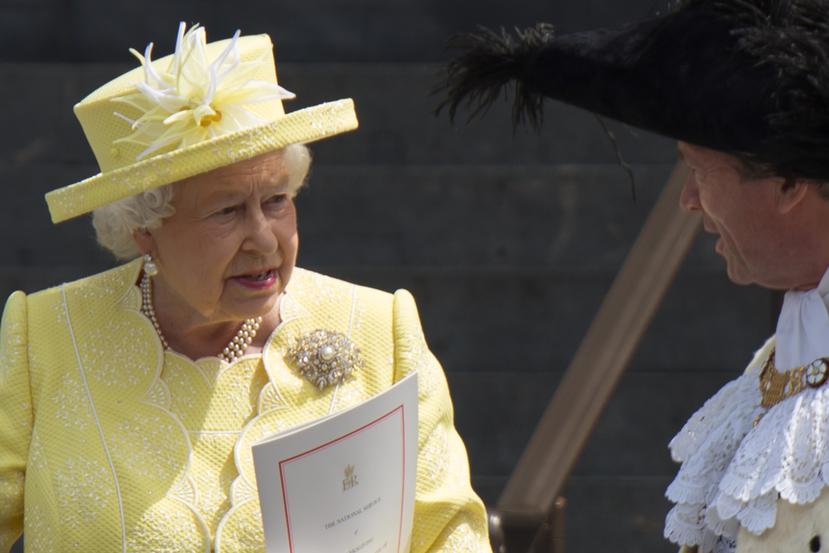 La monarca también usa boches cuando tiene encuentros políticos importantes como un elemento que enaltece su postura ante la Corona. (Shutterstock)