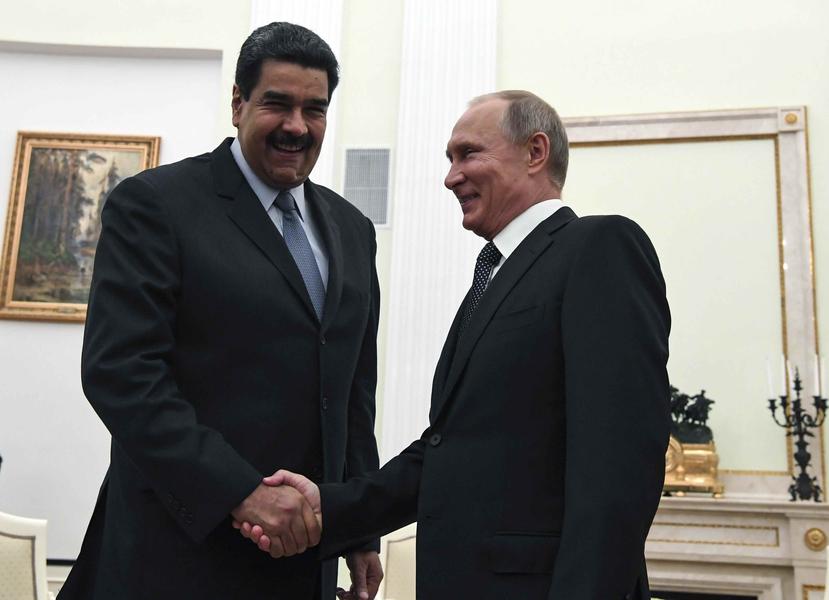 El presidente ruso, Vladímir Putin (d), saluda al presidente venezolano, Nicolás Maduro (i), antes de una reunión en el Kremlin de Moscú, en octubre de 2017. (EFE / Yuri Kadobnov)