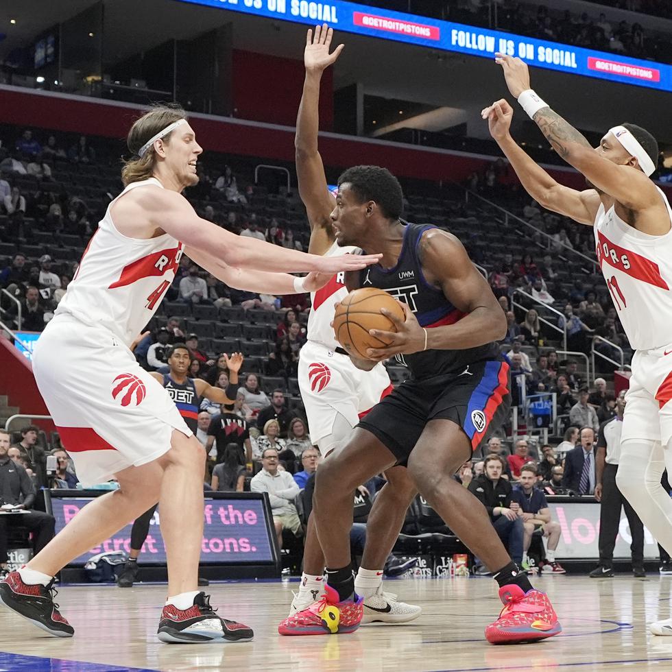 El centro de los Pistons de Detroit Jalen Duren es marcado por el alero de los Raptors de Toronto Kelly Olynyk (izquierda) y el alero Bruce Brown (1) durante la segunda mitad del juego.