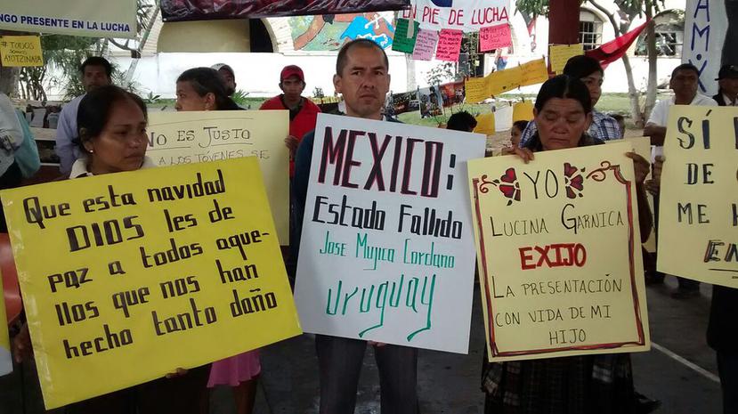 Padres de los jóvenes desaparecidos en Iguala participan de una misa en la población de Ayotzinapa, Guerrero, México (EFE/ Lenin Ocampo Torres).
