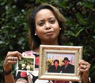 Donna Cryer muestra fotos de su padre, quien falleció sin que se le permitiera a la familia donar sus órganos para salvar vidas. (AP / Susan Walsh)