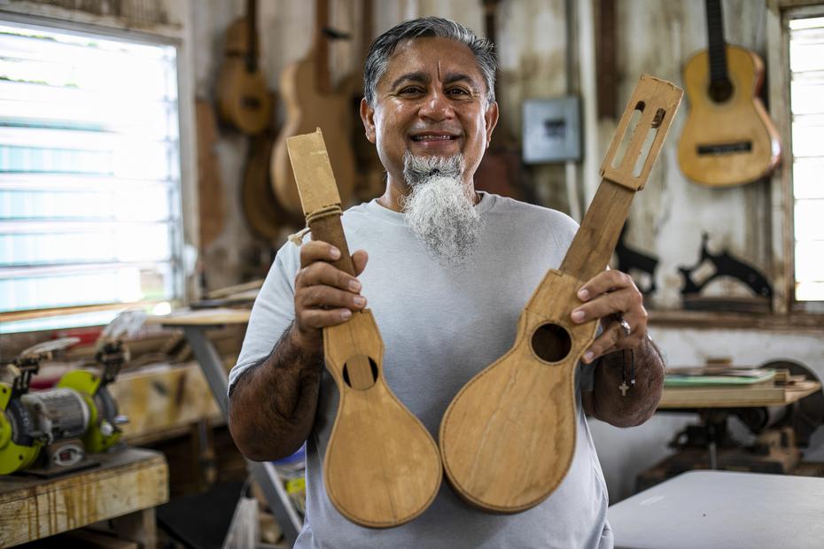 Elvin "Pichy" Pérez se ha destacado como lutier, que es un artesano de instrumentos finos.