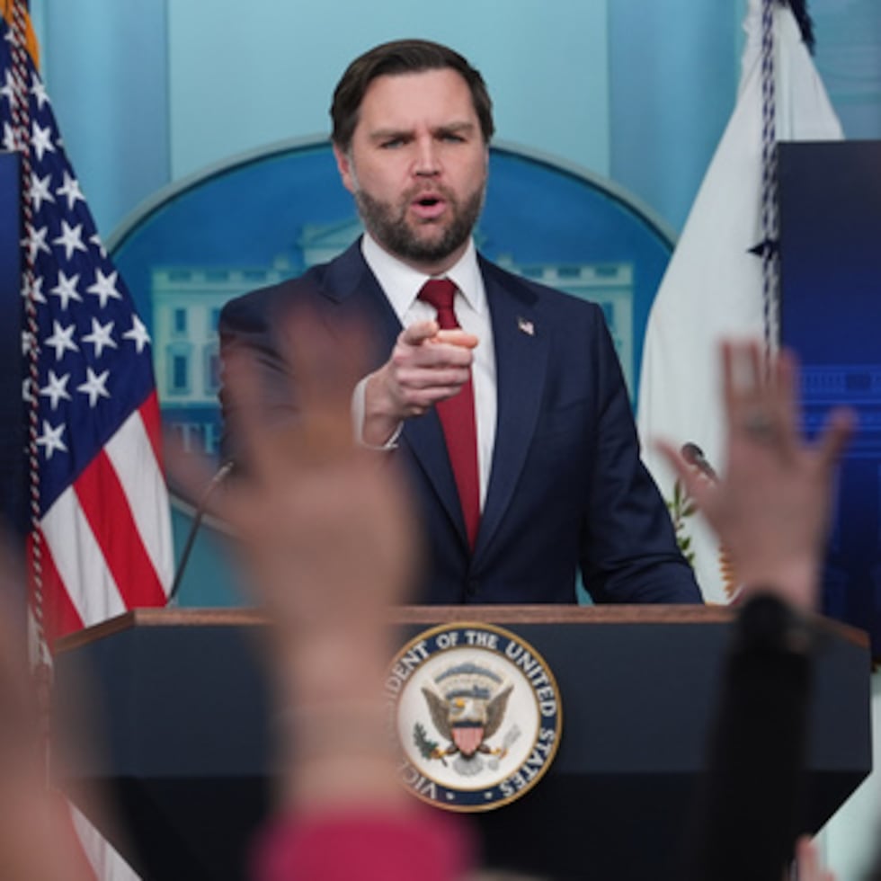 El vicepresidente JD Vance habla durante una sesión informativa en la Casa Blanca, el jueves 8 de enero de 2026, en Washington. (AP Photo/Evan Vucci)