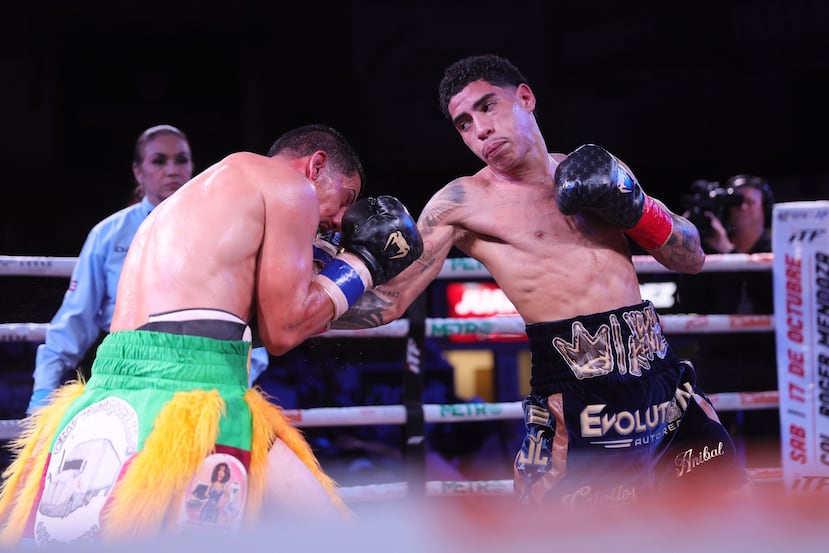 Juanmita López de Jesús conecta a ru rival Edwin Cortés durante su pelea en Caguas.