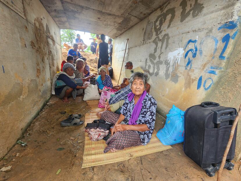 Tailandeses que huyeron de los combates entre soldados tailandeses y camboyanos se refugian en la provincia de Surin, en el noreste de Tailandia, el jueves 24 de julio de 2025. (AP Foto/Sunny Chittawil)