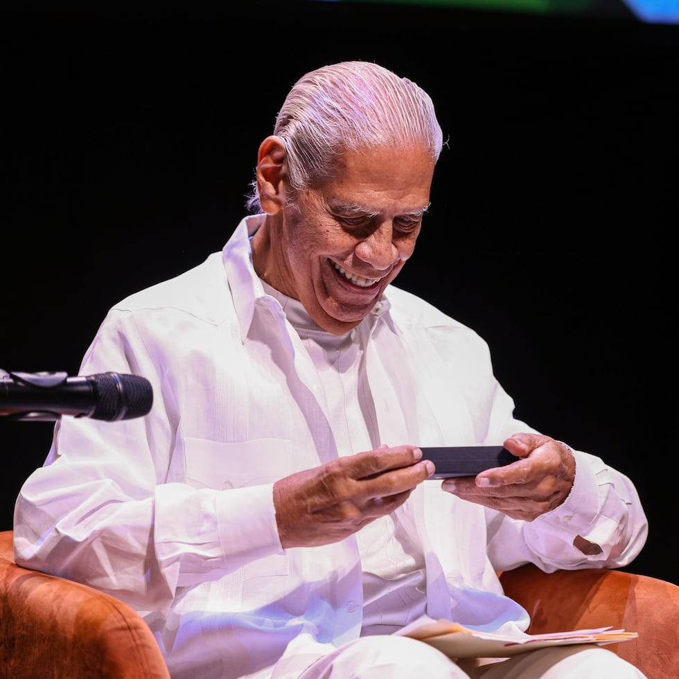 The author of the novel “La guaracha del Macho Camacho” (1976) received the key to the 1,208 box that holds 12 of his literary works from the director of the Cervantes Institute, Luis García Montero.