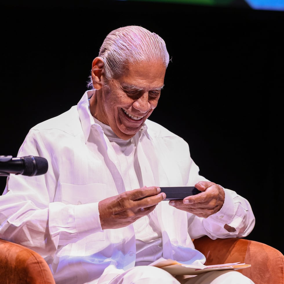 Luis Rafael Sánchez recibe la llave a la Caja de las Letras.