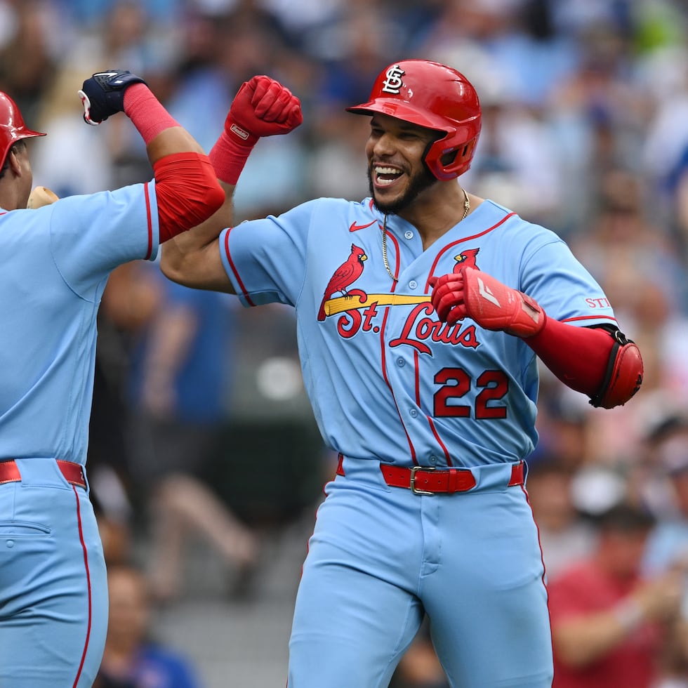 El novato Joshua Baez celebra con su compañero de equipo Masyn Winn (0) luego de pegar un jonrón de tres carreras en la primera entrada.