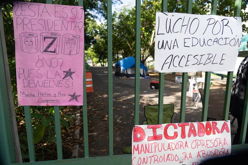 Letreros colocados en un portón del RUM como parte de la manifestación indefinida.