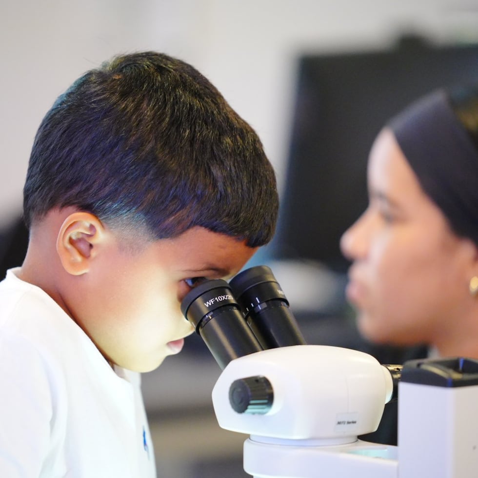 Arriba, el niño Eliel Daniel Rivera disfrutando del día de agradecimiento en AC3.