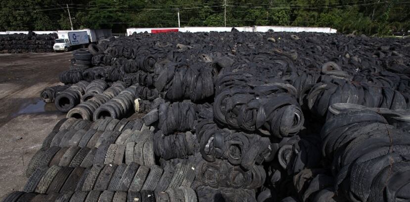 Al menos el 80 por ciento de las gomas en la Isla son exportadas para reciclaje, pero el alto costo del flete ha llevado a la industria casi a la quiebra. Archivo