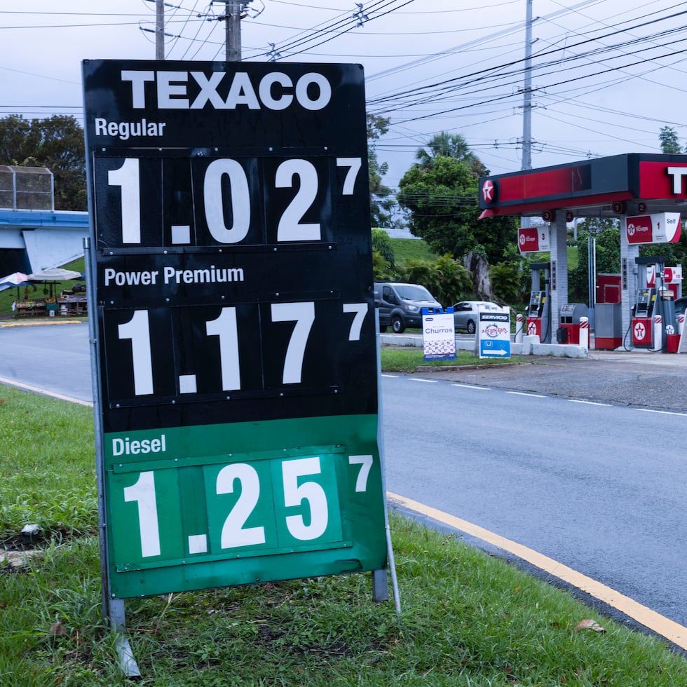 La guerra de Estados Unidos e Israel contra Irán ha llevado el barril del petróleo a superar los $100 dólares, lo que encarece directamente la producción de combustible, en parte, por el bloqueo del Estrecho de Ormuz por parte de Irán, limitando el suministro del insumo energético.